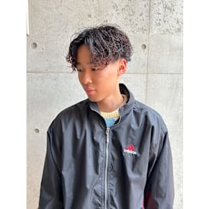 センターパートのスパイラルパーマ