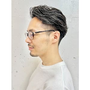 ３０代４０代大人メンズツーブロックかき上げパーマヘア