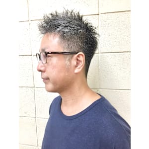 ３０代４０代大人メンズメガネと白髪に似合う刈り上げショート