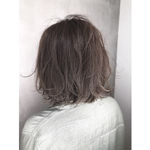 カット：グラデーションボブ カラー：ミルクティーグレージュ