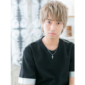 サイドパートのハイトーンモテ髪マッシュ　ハイトーンカラー