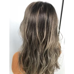 グラデーションカラー　グレージュ