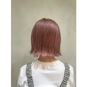 切りっぱなしボブ　外ハネ　ピンク