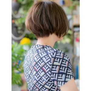 前下がりボブ小顔くせ毛風大人センターパート　アースカラー