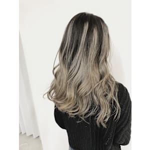 ミディアム　スタイル　巻髪レイヤー　グレー