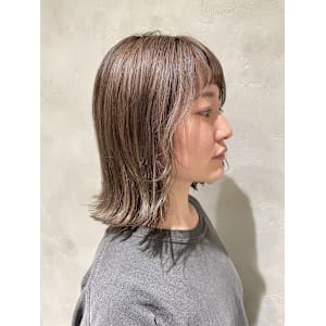 外ハネ切りっぱなしボブ