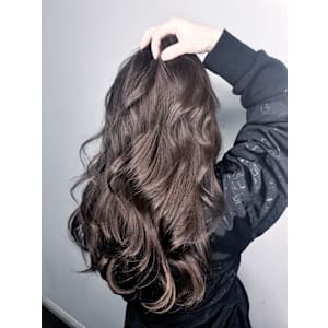 カット：ロングレイヤー カラー：ブラウンベージュ