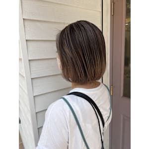 切りっぱなしボブ　グラデーションカラー