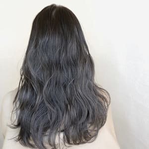 ミディアム　スタイル　巻髪レイヤー　グレー