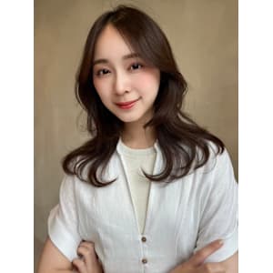 くびれミディアムレイヤースタイル