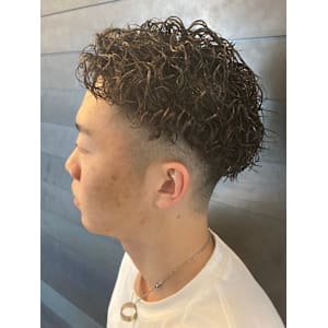 ツイストスパイラルパーマ　フェードカット　マッシュ