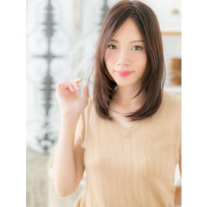 センターパート小顔ラベージュ流れるレイヤー　グレーベージュ