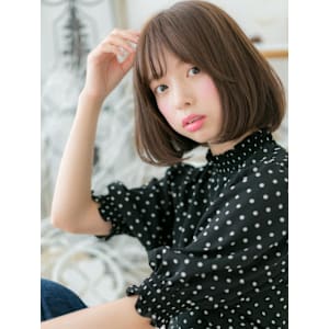 大人かわいい黒髪前下がり小顔ぷつっとボブ　アースカラー