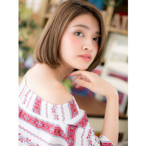 インナーカラー前下がり小顔切りっぱなしボブ　カーキベージュ