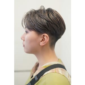 センターパート×グレージュハイライト