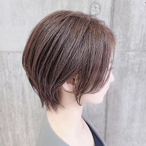 顔周りレイヤーで大人かわいいショートボブ