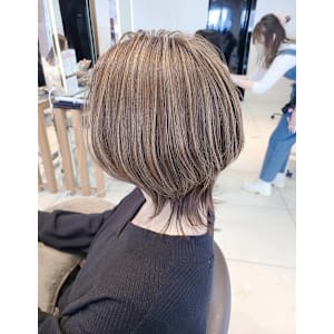 ミルクティーベージュ白髪ぼかしハイライト×ネオウルフレイヤー