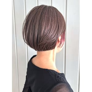 ピンクインナーカラー　ショートレイヤーボブ　丸みボブ