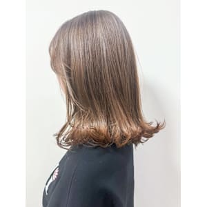 ミルクティーアッシュ　鎖骨ミディアム　ロブヘア　外ハネ
