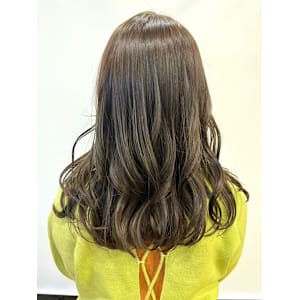 オリーブベージュ　コテ巻きアレンジ　ブリーチなしダブルカラー