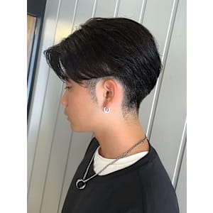 刈り上げマッシュ　センターパート　爽やかマッシュ　メンズ