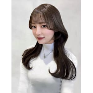 透明感グレージュカラーロングウルフレイヤー似合わせ