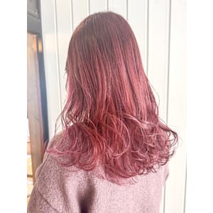 ローズピンク　ハイトーンカラー　巻き髪レイヤースタイル