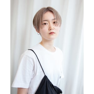 センターパート　ショート　ハンサムショート　ホワイトベージュ