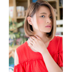 グラデーションカラーツヤ髪前下がり大人ボブ　ハイトーンカラー