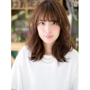 斜めバング小顔くせ毛風グレーベージュミディ　アースカラー