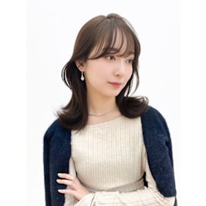 外ハネ　ミディアム　顔周りカット　くびれヘア　透明感カラー
