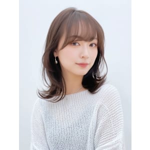 外ハネ　ミディアム　顔周りカット　くびれヘア　透明感カラー