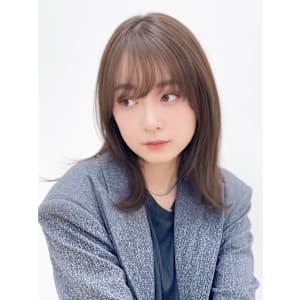 外ハネ　ミディアム　顔周りカット　くびれヘア　透明感カラー