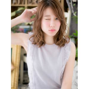 インナーカラーくせ毛風透け感エアリーミディ　斜めバング