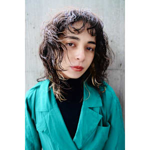 レイヤーにスパイラルパーマでモードな仕上がりに