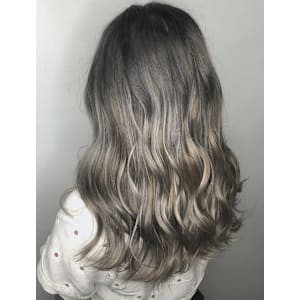 ハイライト×グレージュで大人っぽく