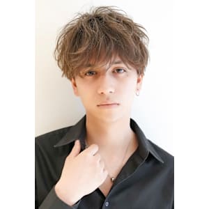 スーツ短髪ツーブロック束感モテる黒髪シークレットパーマ流行