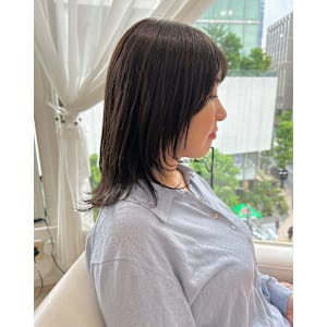 ミディアムスタイルの顔まわりレイヤーヘア♪