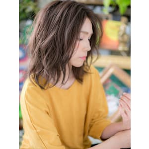 大人かわいい小顔センターパート波巻きミディ　アッシュオリーブ