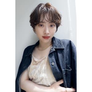 大人の女性らしさを引き立てるショートスタイル