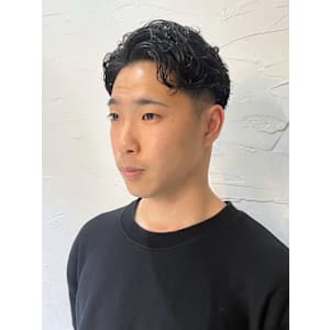 アップバング　センターパート　ダウンパーマ　スキンフェード