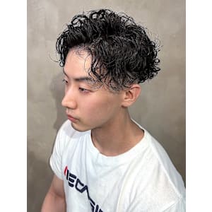 スパイラルパーマ　センターパート　スキンフェード　ニュアンス