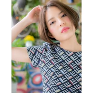 前下がりボブ小顔くせ毛風大人センターパート　アースカラー