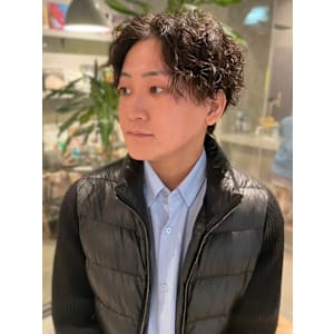 センターパート　ツイストスパイラルパーマ　束感　ブラウン