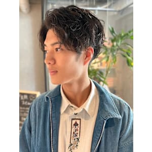 ツーブロック　センターパート　20代30代　束感　グレージュ