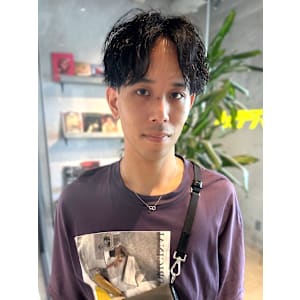 束感　黒髪　センターパート　ツイストパーマ　メンズショート