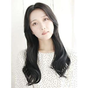 かきあげバングの華やかヨシンモリスタイル