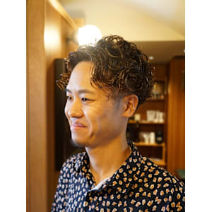 強めのパーマスタイル