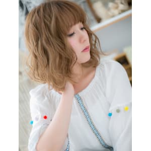 大人可愛いハイライトカラーくせ毛風小顔ボブ　ハイトーンカラー