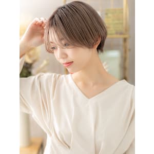 グレーベージュ外国人風前下がり丸みショート　ハイトーンカラー